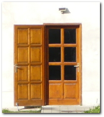 nyitott ajtó